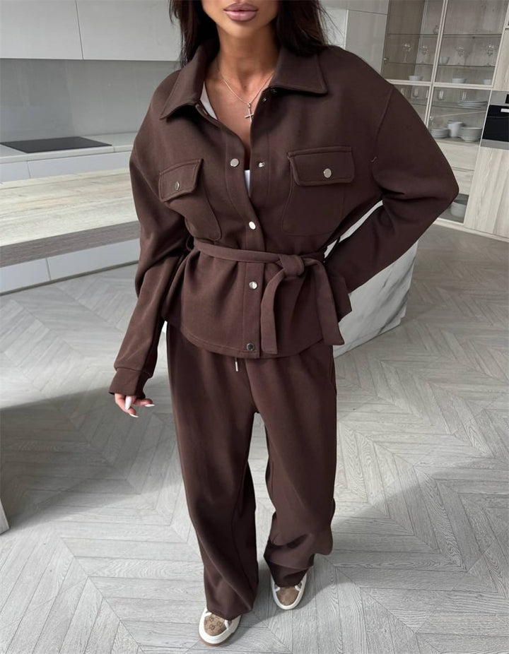 Kvinnens elegante loungewear-sett med skreddersydd jakke og bredt midjebånd Skjora