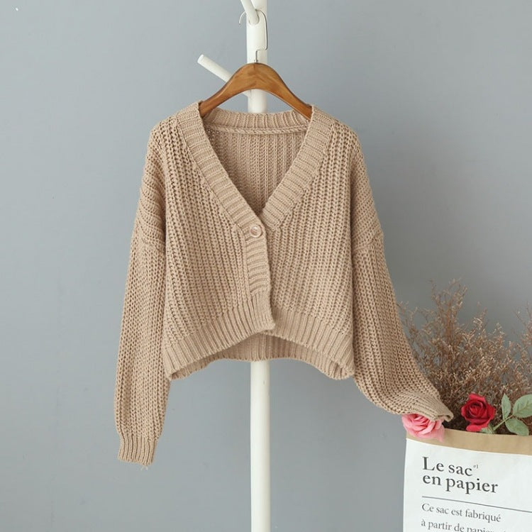 Kvinnens chunky strikket cardigan med løs passform og dekorativ V-hals Skjora