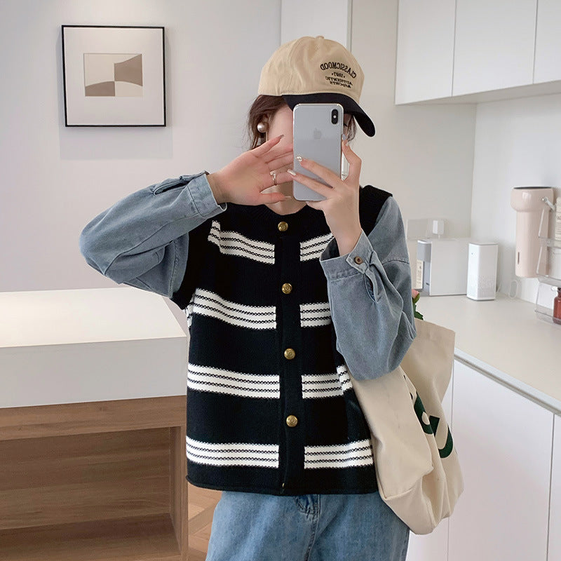 Kvinnens cardigan med slående stripe mønster og dekorative knapper Skjora
