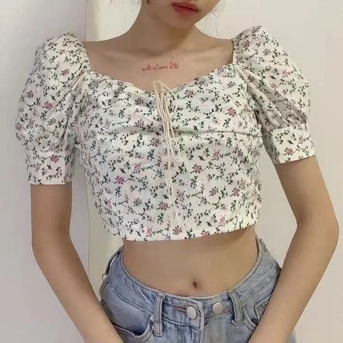 Kvinnes crop top med puffermer og blomsterdesign