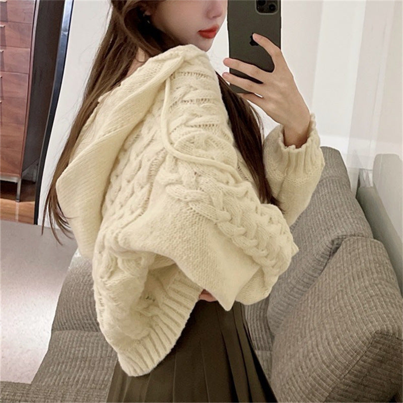 Kvinnenes chunky strikket poncho med hette og moderne design Skjora