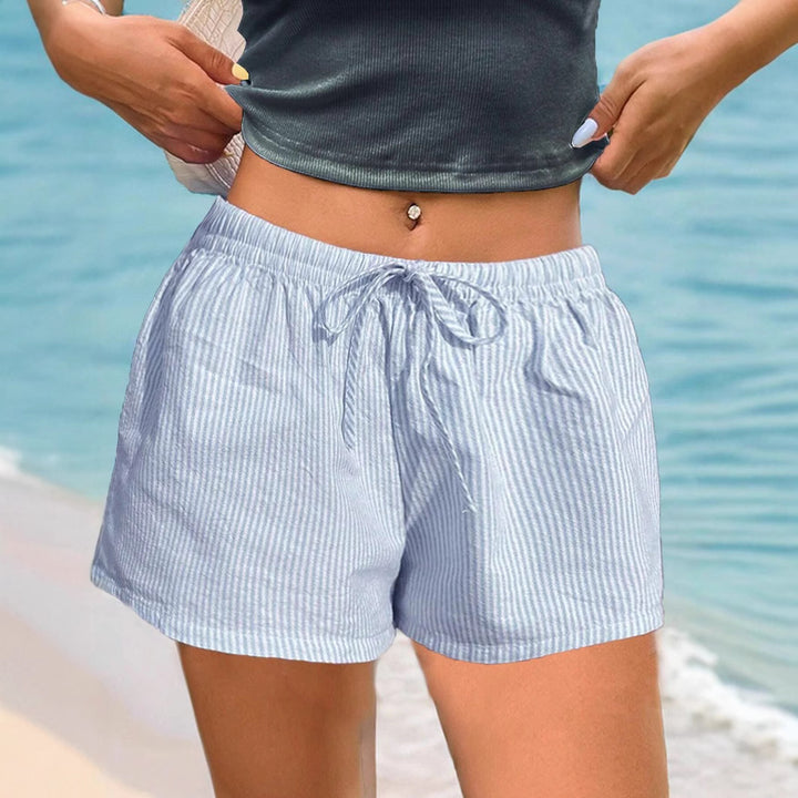 Dame avslappede shorts med elastisk linning og fint stripemønster Skjora
