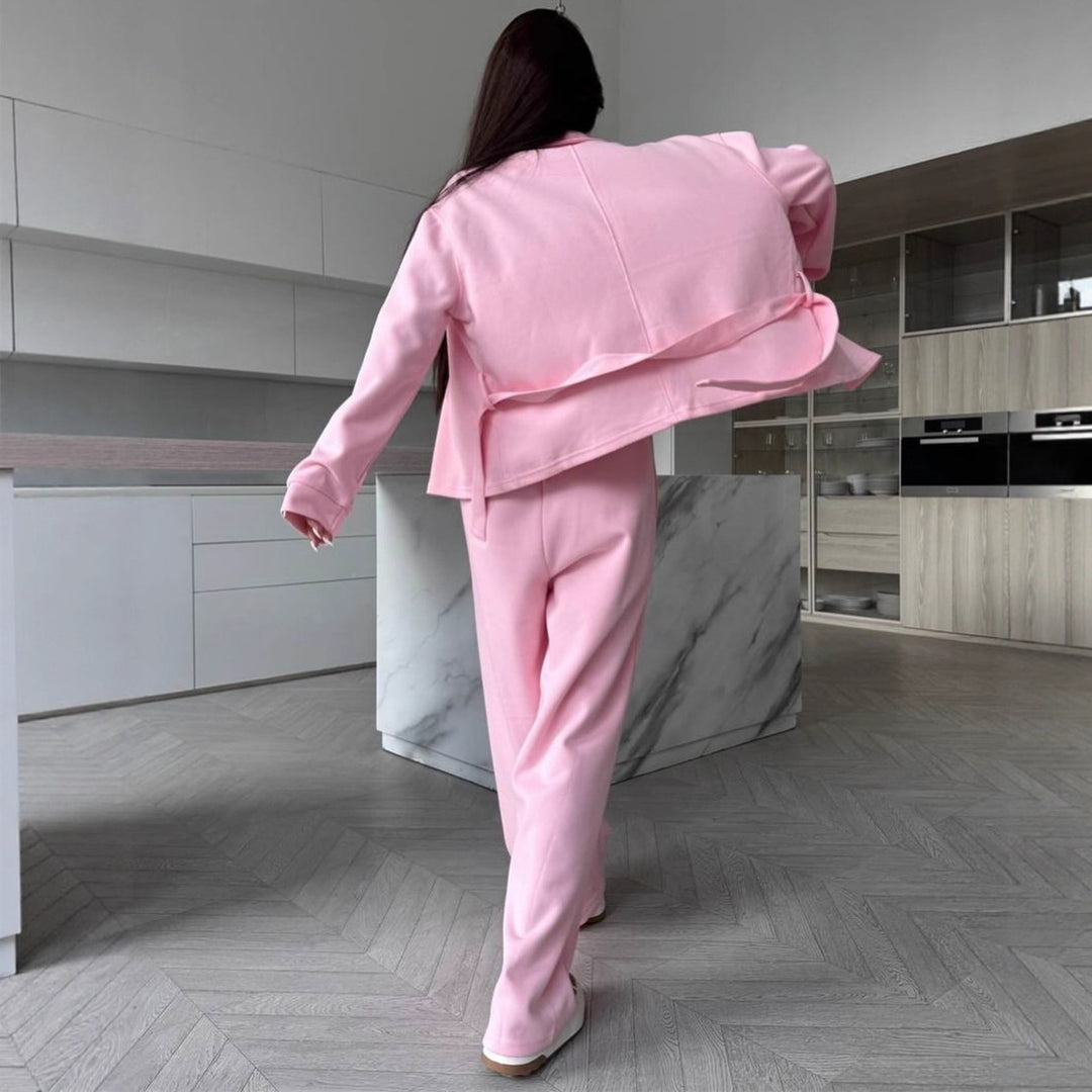 Kvinnens elegante loungewear-sett med skreddersydd jakke og bredt midjebånd Skjora