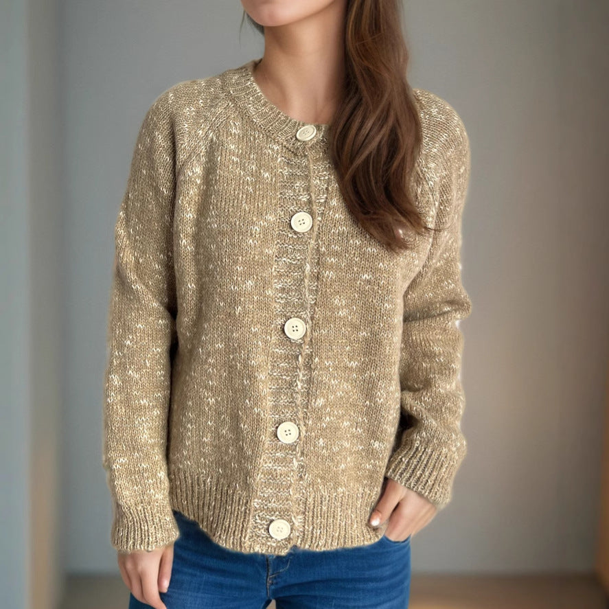 Kvinne koselig cardigan med store knapper og fin tekstur Skjora