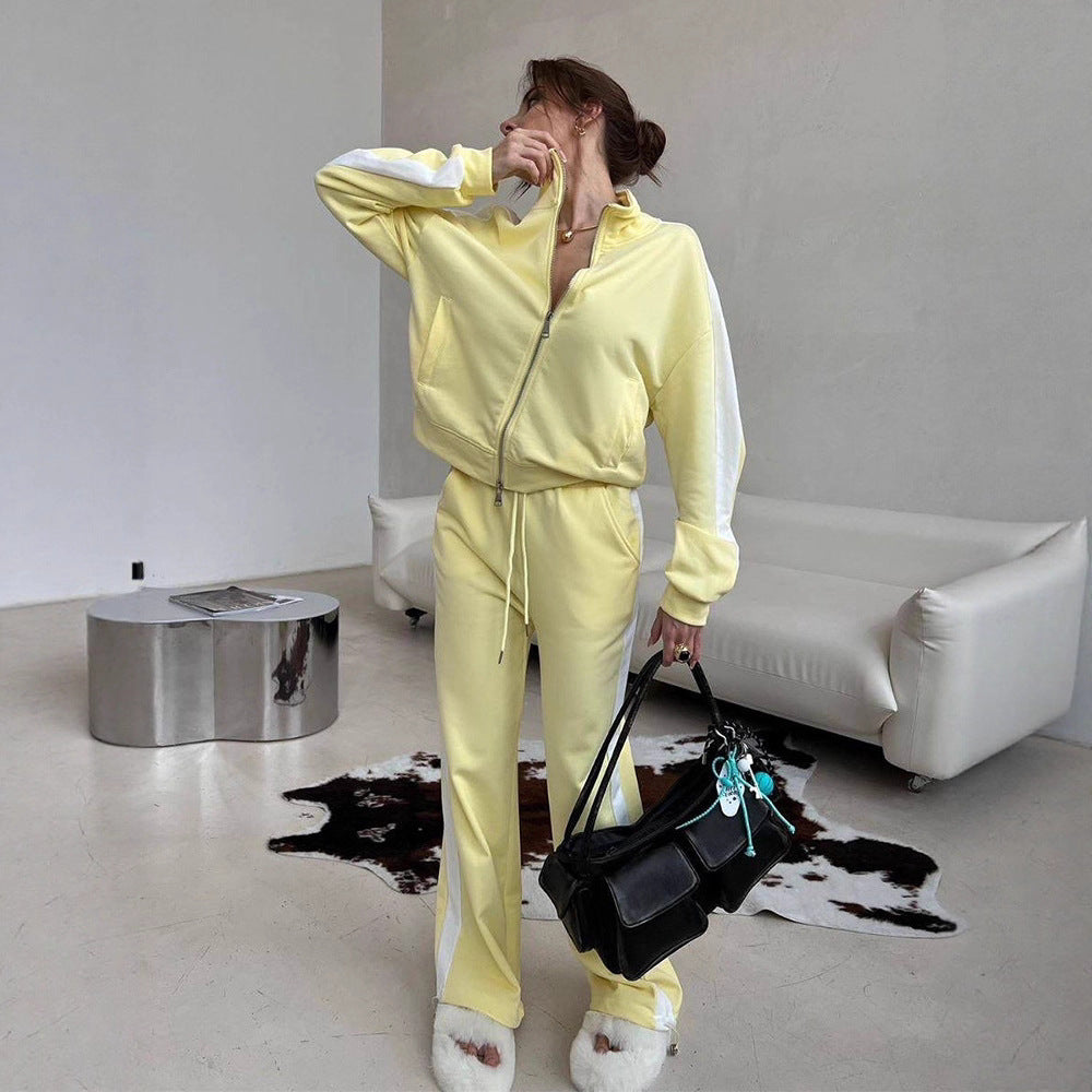 Kvinnelig sporty fleece treningsdress med høy krage og elastisk liv.