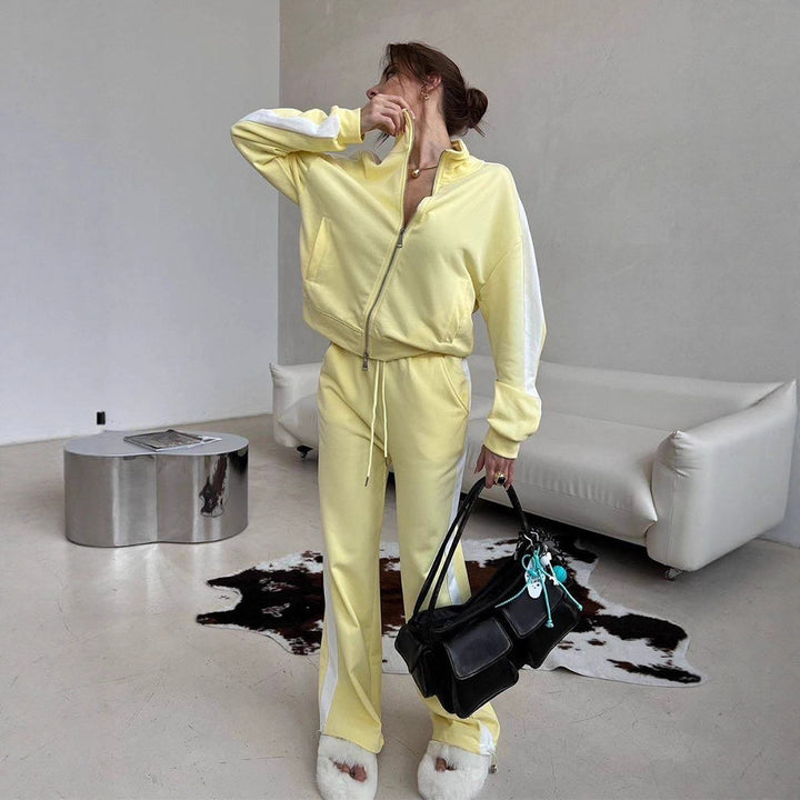 Kvinnelig sporty fleece treningsdress med høy krage og elastisk liv.