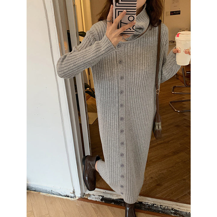 Kvinnesk knitted kjole med høy krage og knappelukking Skjora