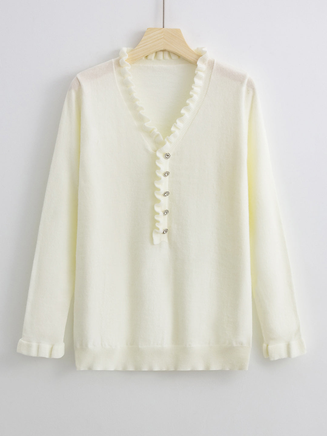 Damebluse med flytende volangdesign og knapplisting Skjora