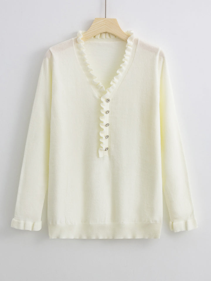 Damebluse med flytende volangdesign og knapplisting Skjora