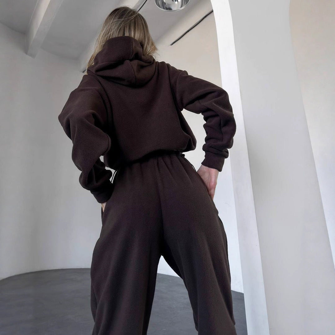 Kvinnelig komfortabel fleece jumpsuit med hette og elastisk midjebånd
