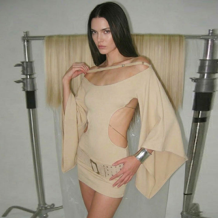 Dame elegant oversized kjole med transparente utsnitt og moderne design Skjora