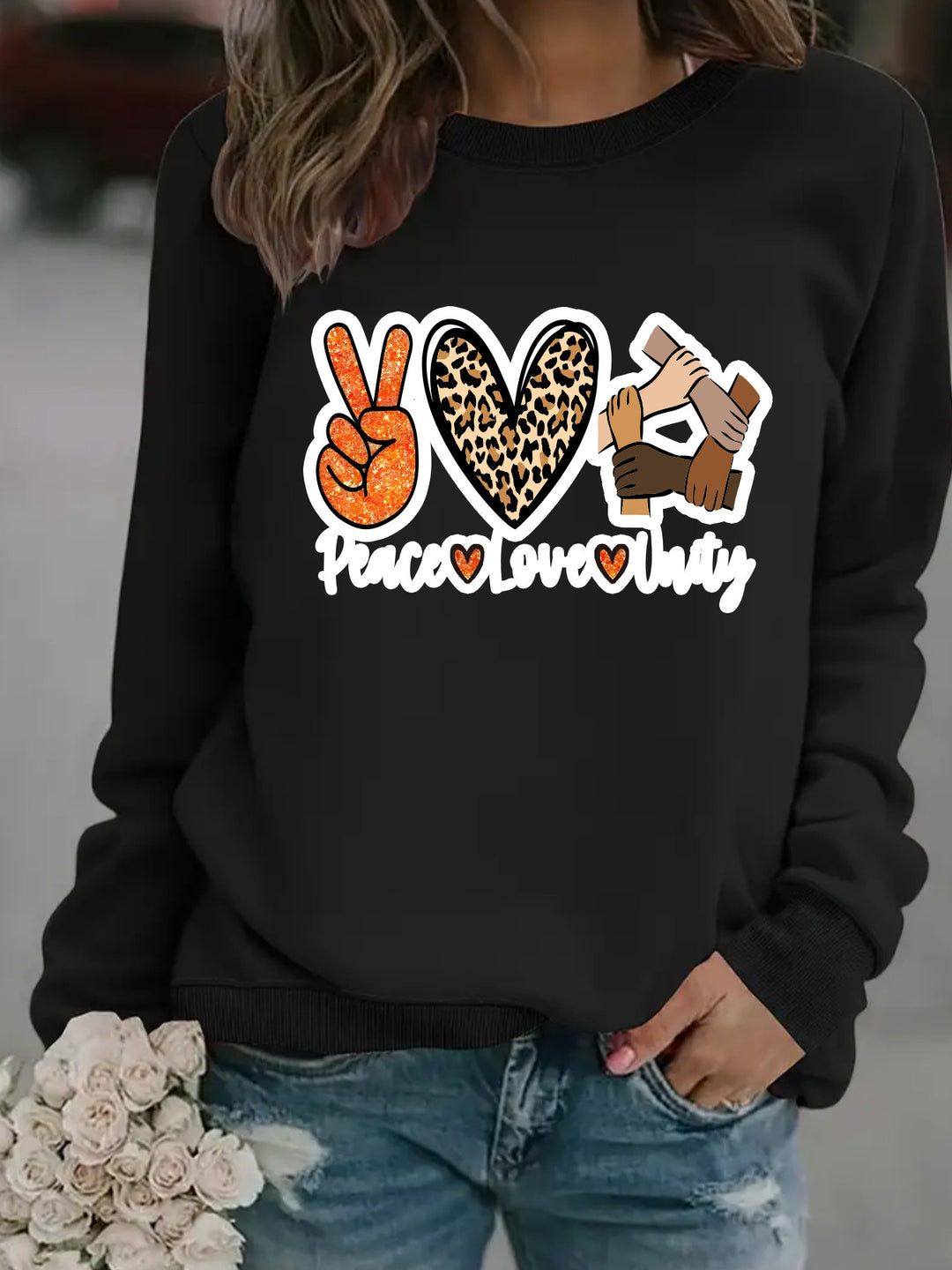 Kvinnegenser med kreativt Peace, Love & Unity-design Skjora