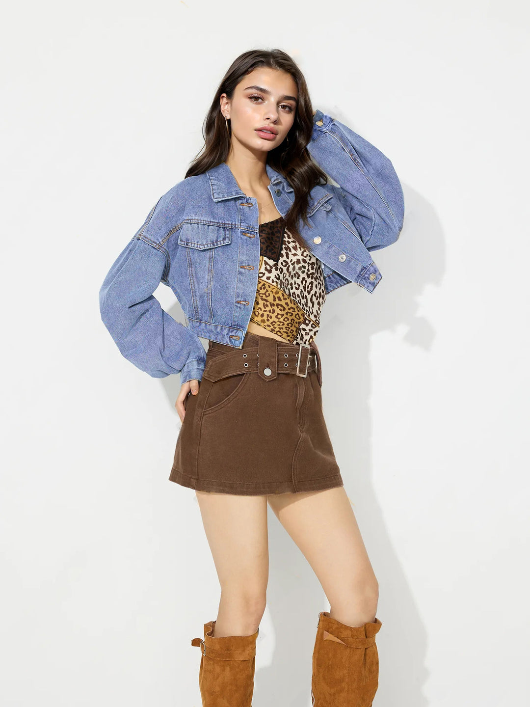 Kvinne cropped denimjakke med voluminøse ermer og trendy knappedetaljer Skjora