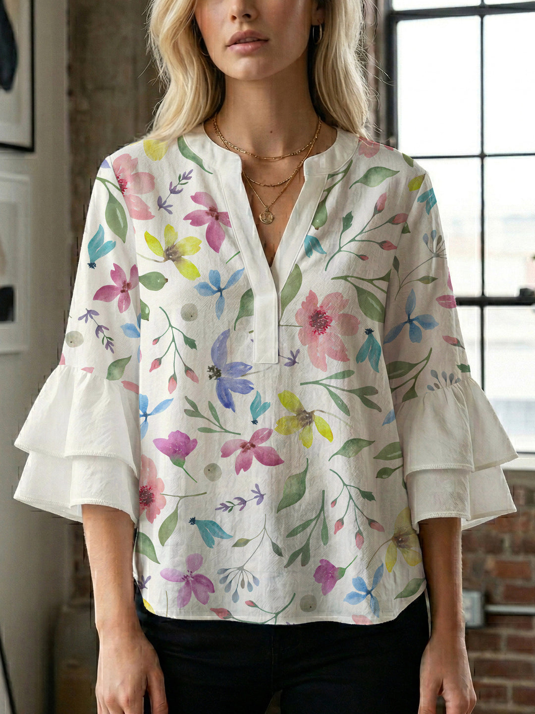Damebluse med voluminøse ermer og blomsterdesign Skjora