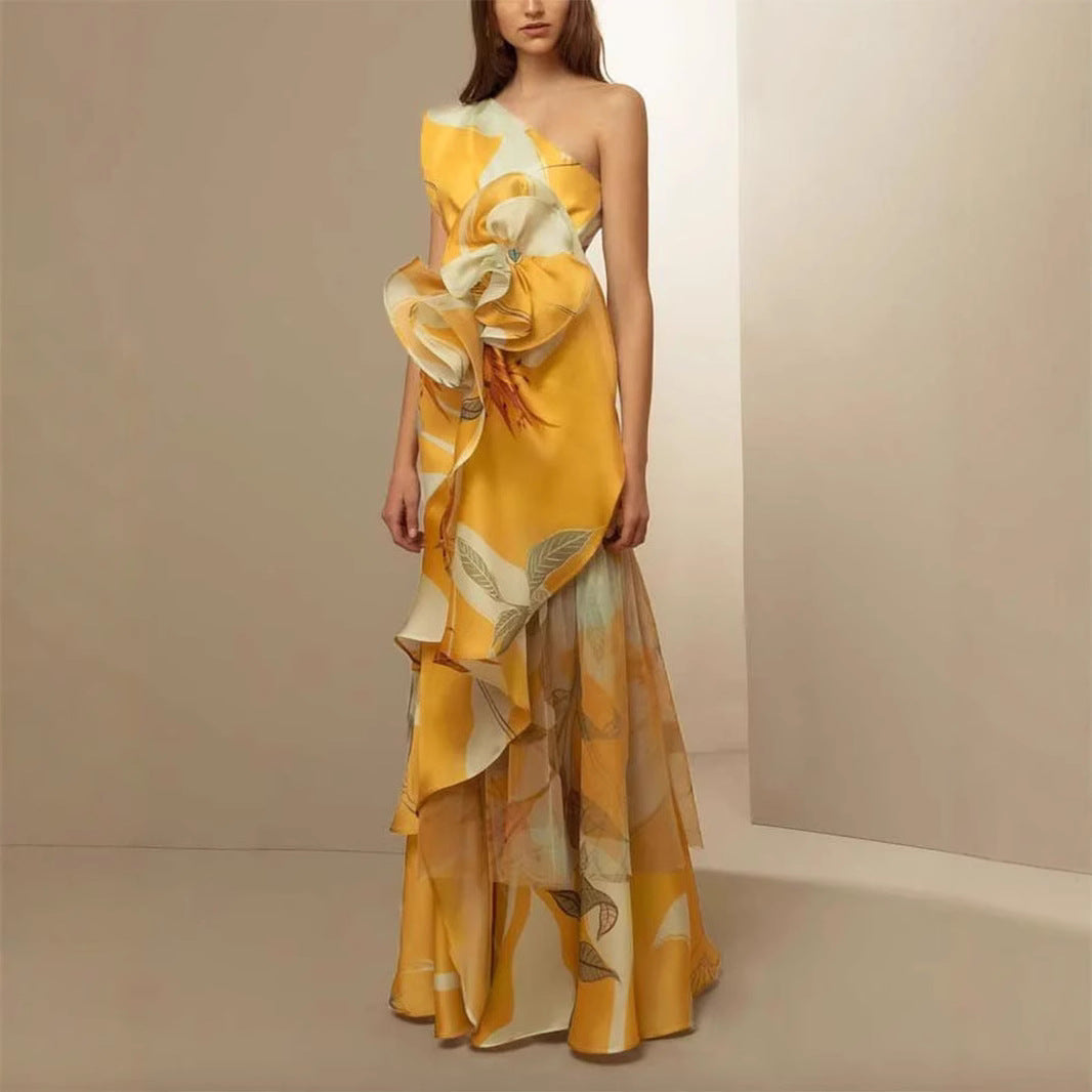 Dames elegant asymmetrisk kveldskjole med flytende skjørt og iøynefallende volanger detaljer