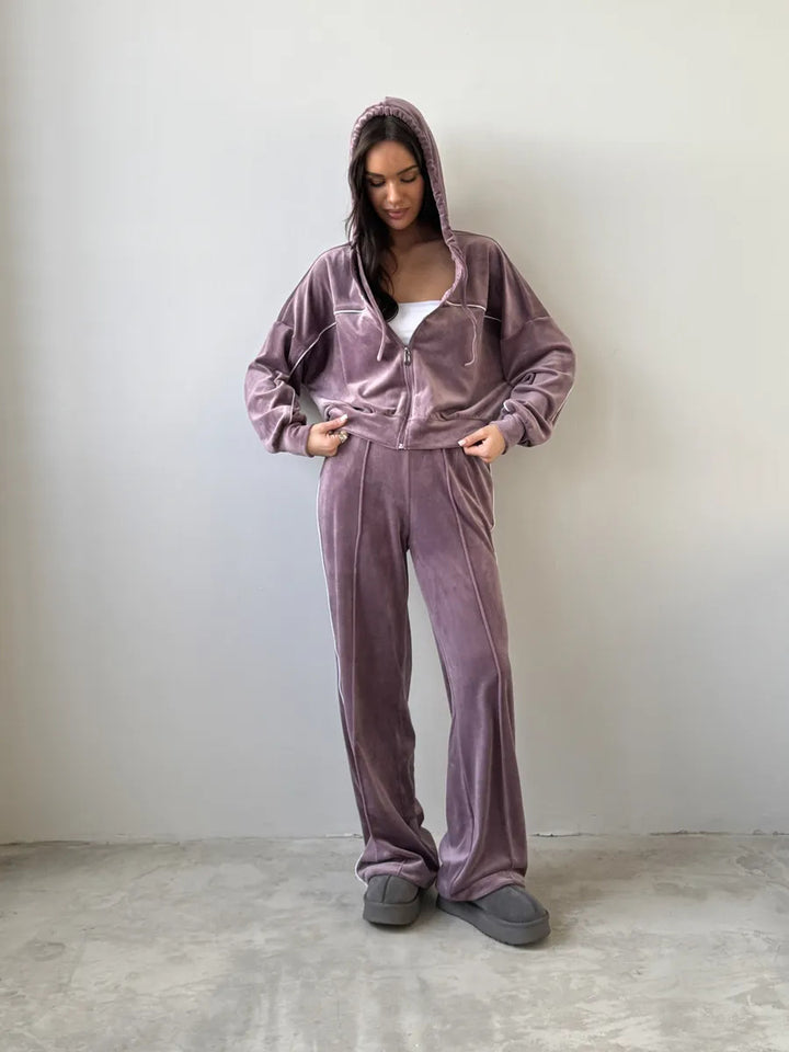 Kvinnelig sporty velour treningsdress med moderne hette og elastisk midjebånd Skjora