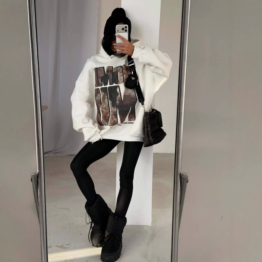 Kvinne oversized hettegenser med fremtredende grafisk trykk Skjora