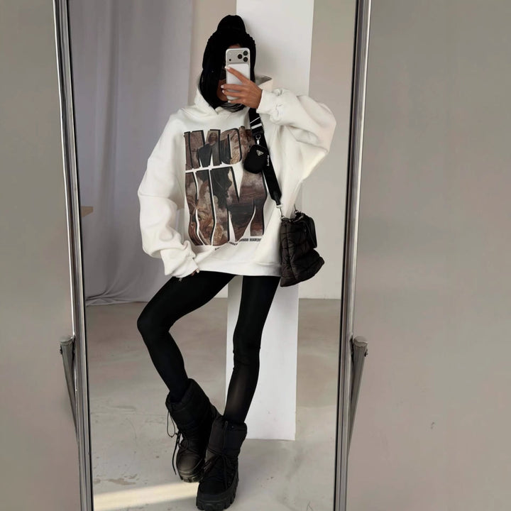 Kvinne oversized hettegenser med fremtredende grafisk trykk Skjora
