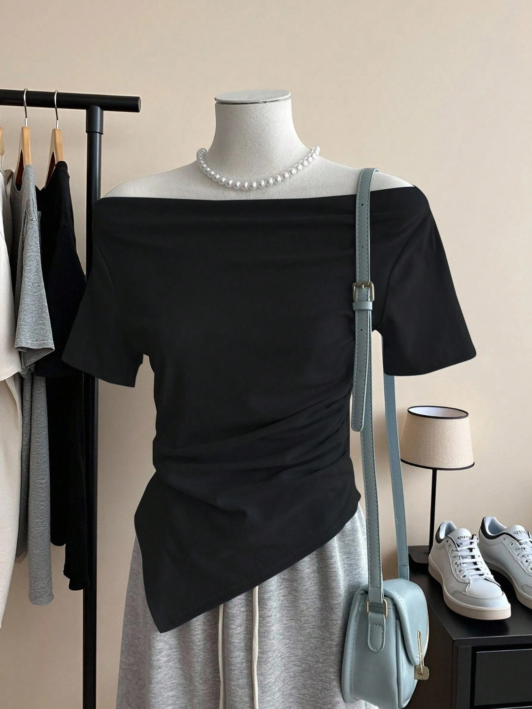Damer Off-Shoulder T-skjorte med rynkework Skjora
