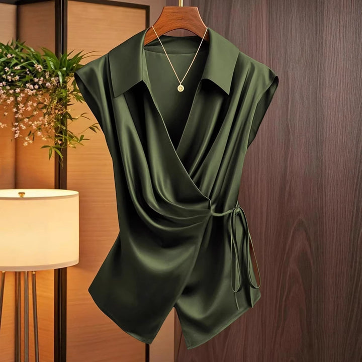Damebluse med elegant innpakningsdesign og flytende satinfølelse Skjora
