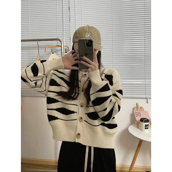 Dame cardigan med intrikat bølgemønster og store treskallknapper Skjora