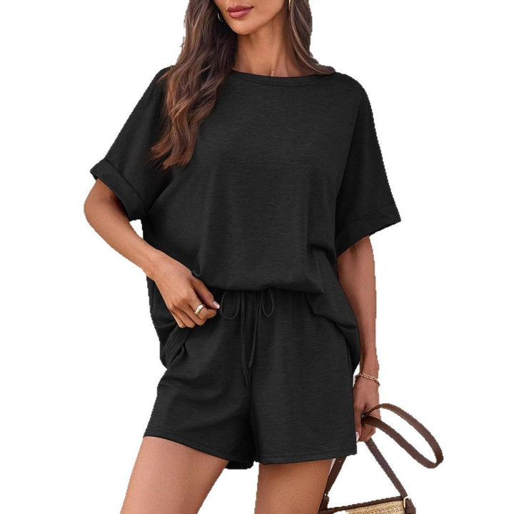 Dame avslappet fritidssett med oversized T-skjorte og shorts Skjora