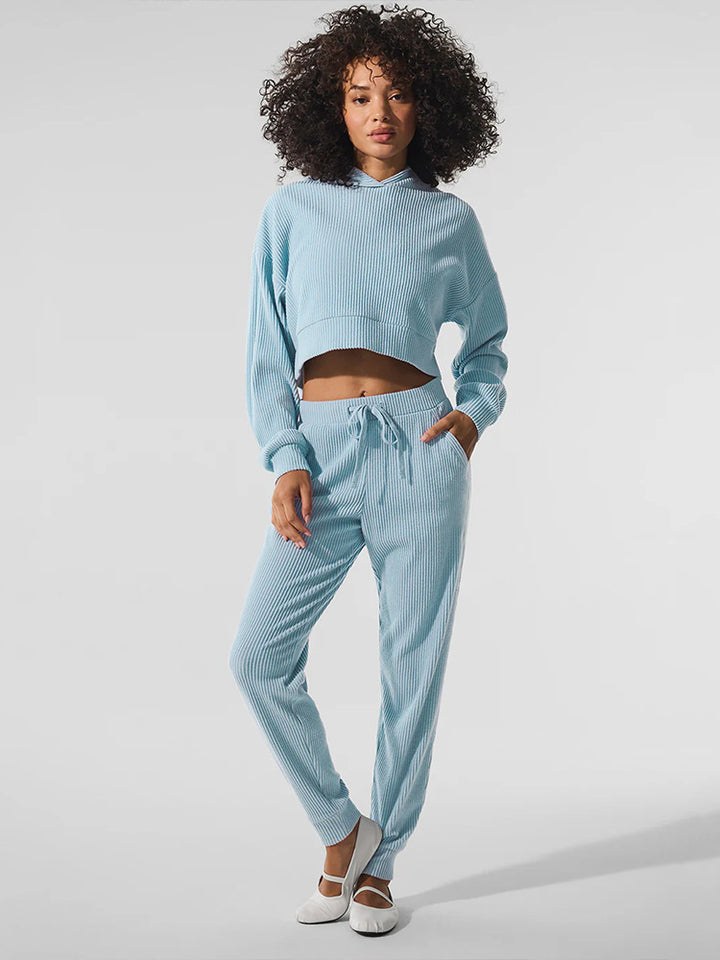 Kvinnenes cropped hettegenser sett laget av teksturert stoff Skjora