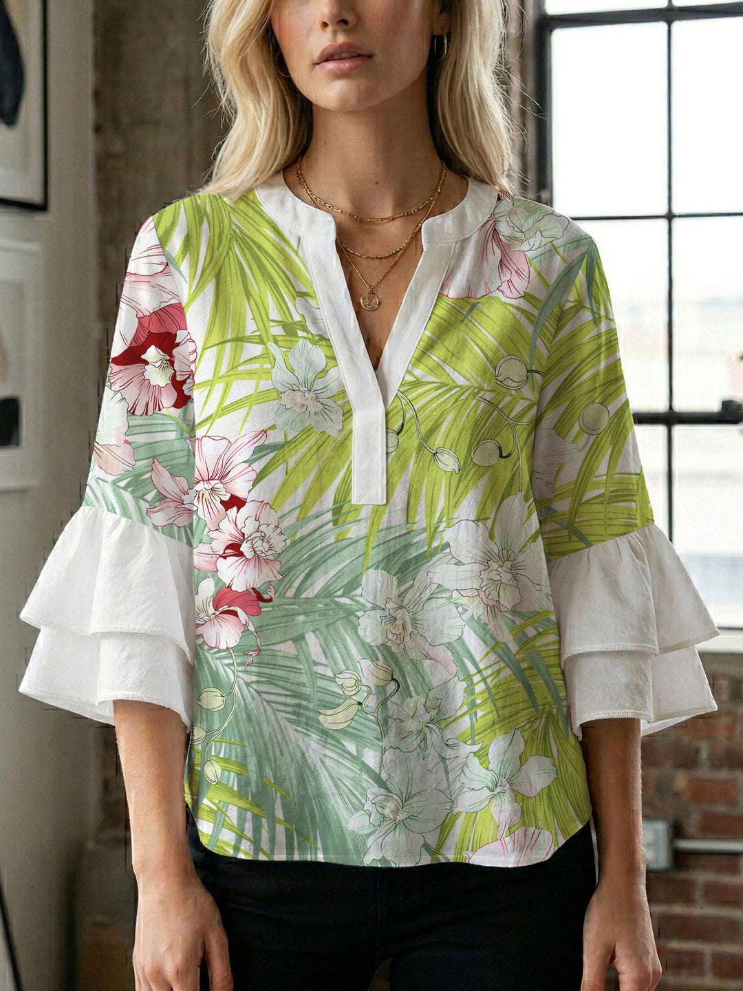 Damer elegant bluse skjorte med voluminøse rysjermer og grafisk blomsterdesign Skjora