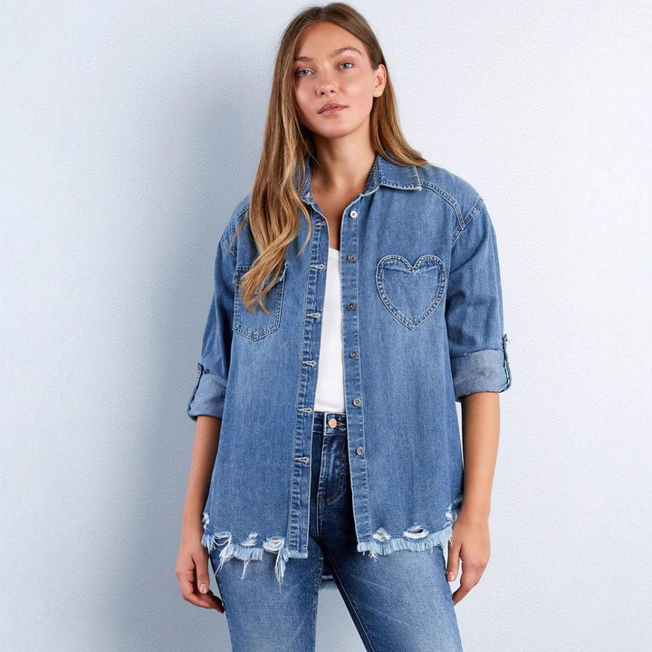 Dame Denim-bluse med hjerte-applikasjon og frynsete kant Skjora