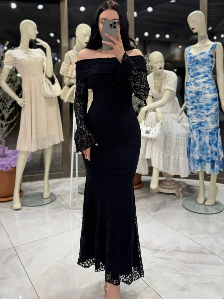 Dame Elegant spisskjole med off-shoulder design og skjørt Skjora