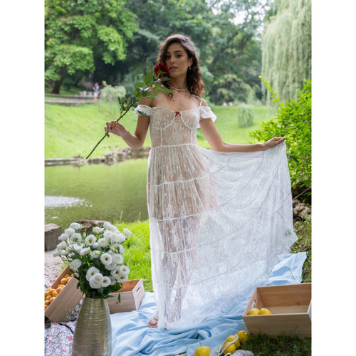 Dame Elegant spisskjole med asymmetrisk kant og lekne volang detaljer Skjora