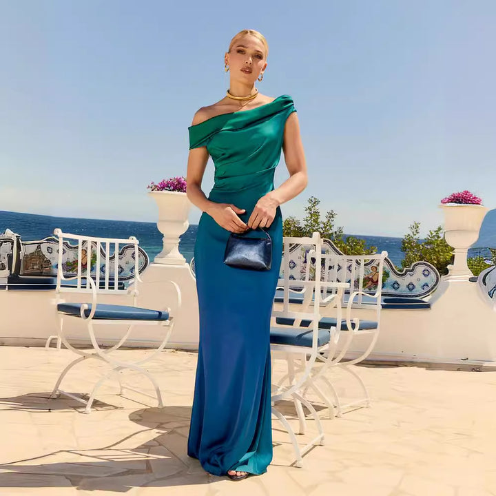 Damenes elegante kveldsdrakt med asymmetrisk halslinje og flytende snitt