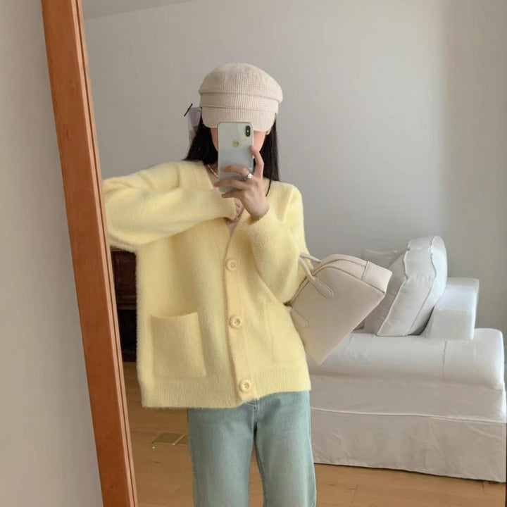 Kvinnes Fluffy Knappe Cardigan med Elegante Lommer Skjora