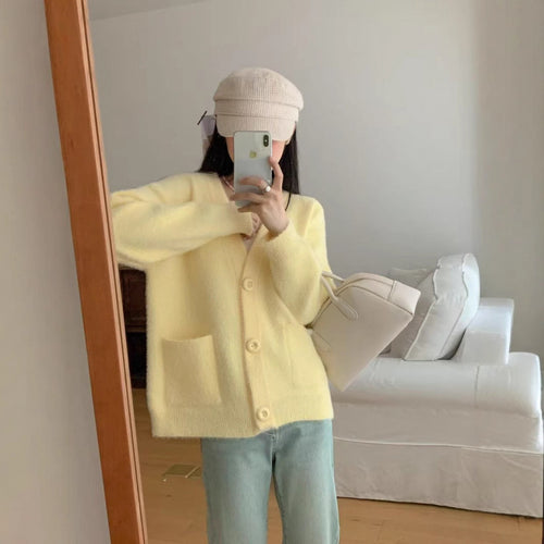 Kvinnes Fluffy Knappe Cardigan med Elegante Lommer Skjora