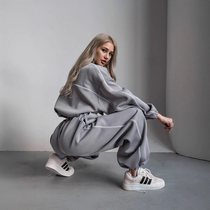 Kvinnelig sporty hettegenser laget av myk fleece med høy krage og elastisk midjebånd Skjora