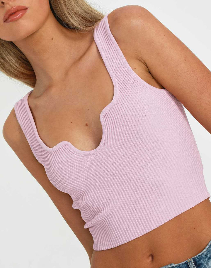 Dame Crop-top med bølget utskjæring og fin ribbestruktur Skjora