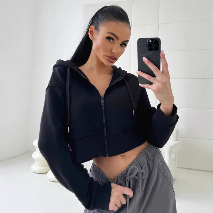 Kvinnenes sporty cropped zip hettegenser med kengurulomme og brede ermer Skjora