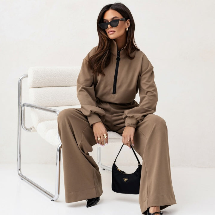 Damer sporty jumpsuit med høy krage og moderne glidelås Skjora