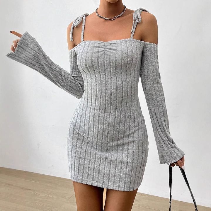Dame Off-Shoulder Minikjole med volangdetaljer og fin ribbestrikk Skjora