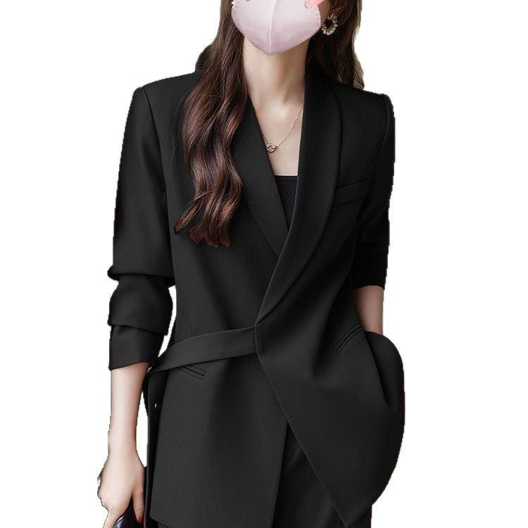 Kvinnens moderne blazer med asymmetrisk snitt og midjebelte Skjora