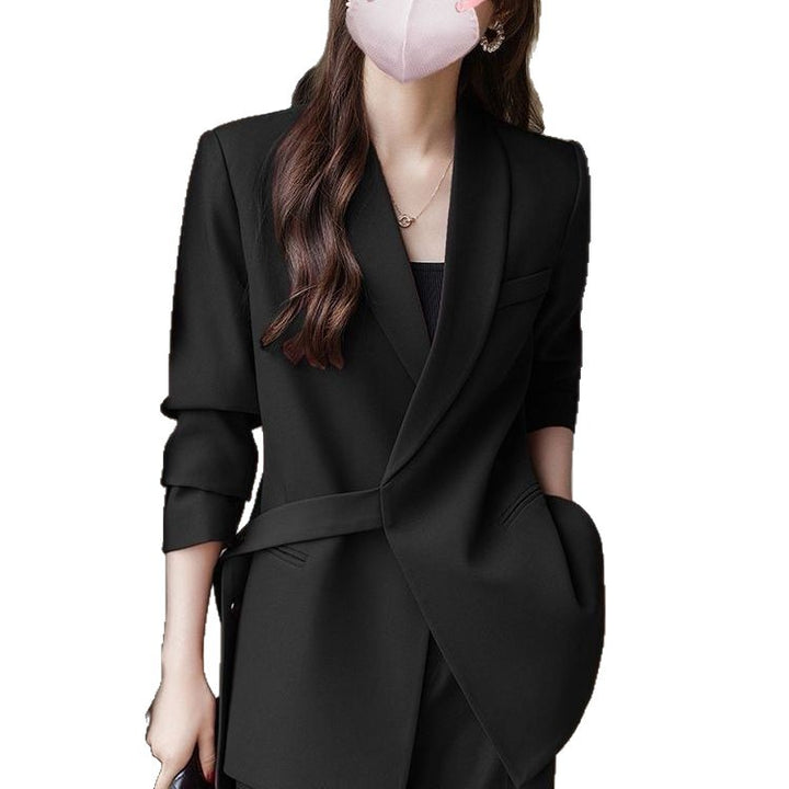 Kvinnens moderne blazer med asymmetrisk snitt og midjebelte Skjora