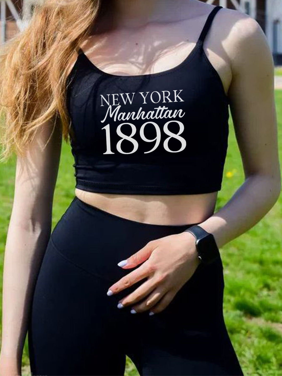 Dame Crop-Top med kreativ tekst og fine stropper Skjora