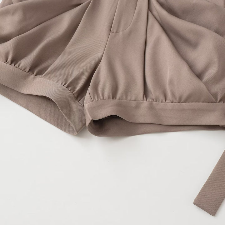 Damer elegante shorts med innovativt foldeskjær og praktiske sidelommer Skjora