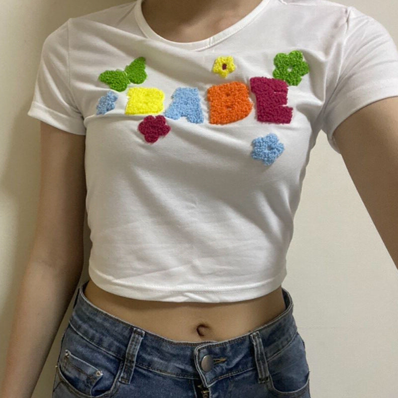 Dame cropped T-skjorte med kreativt trykk Skjora