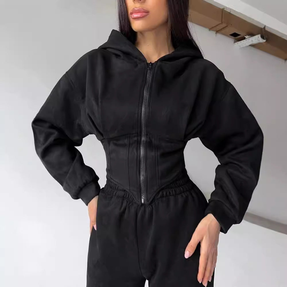 Kvinnens figursydde jumpsuit med skreddersydd design og sporty hette Skjora