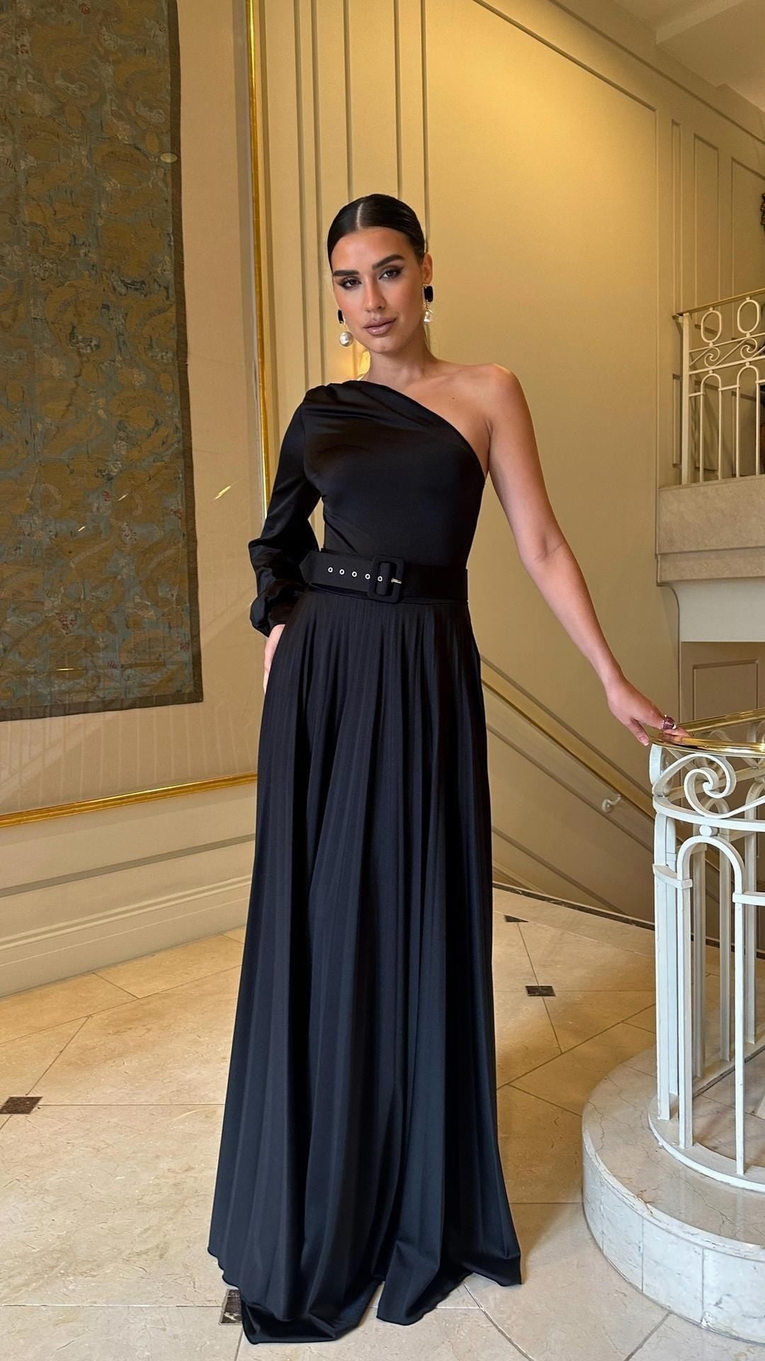 Kvinne Elegant Maxi Kjole med Asymmetrisk Snitt og Innsydd Belte Skjora