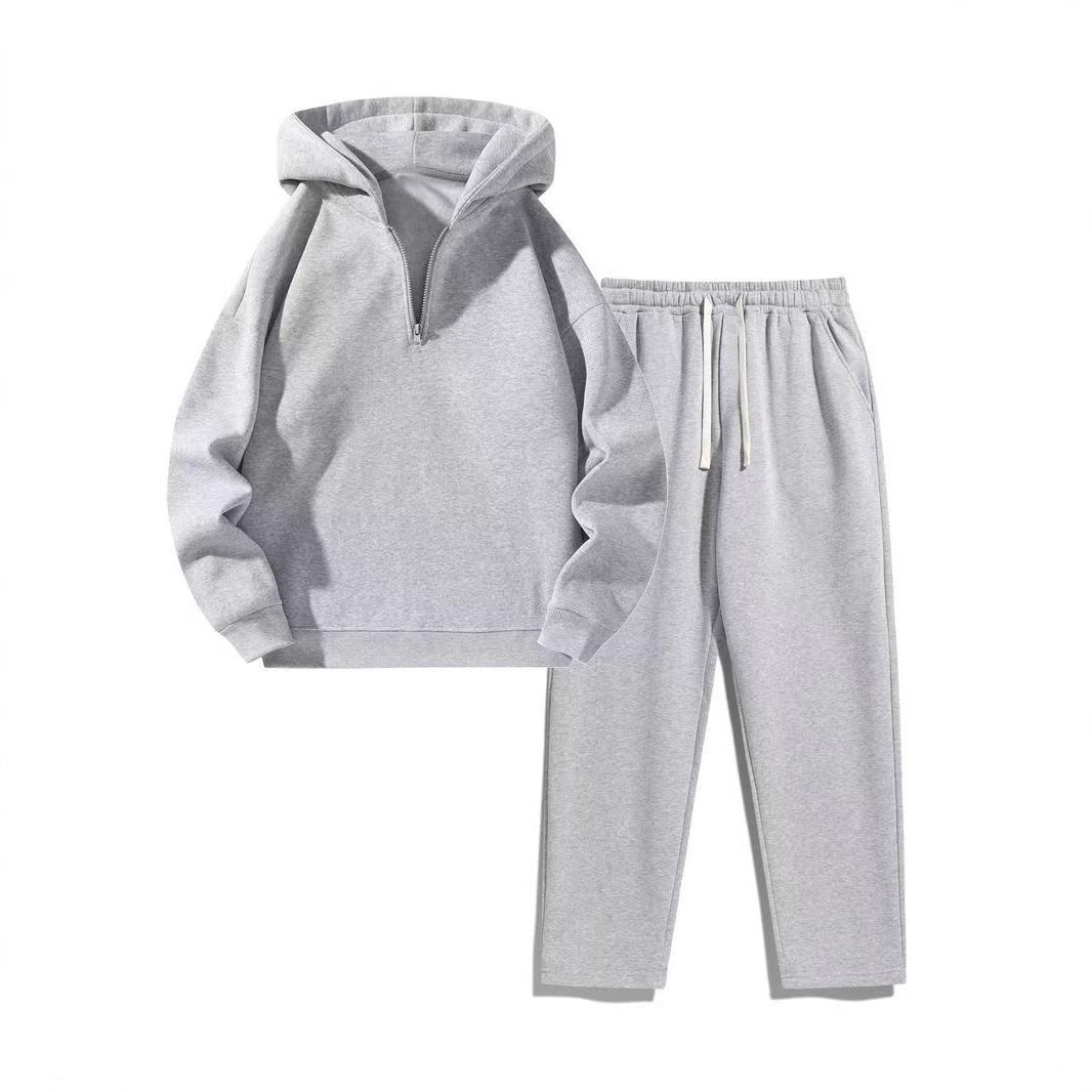 Kvinnens sporty hettegenser sett med praktisk zip jakke og komfortable joggebukser Skjora