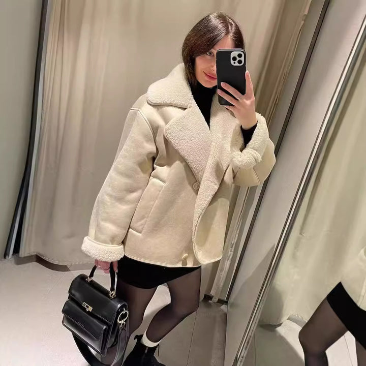 Kvinnens koselige jakke med faux fur krage Skjora