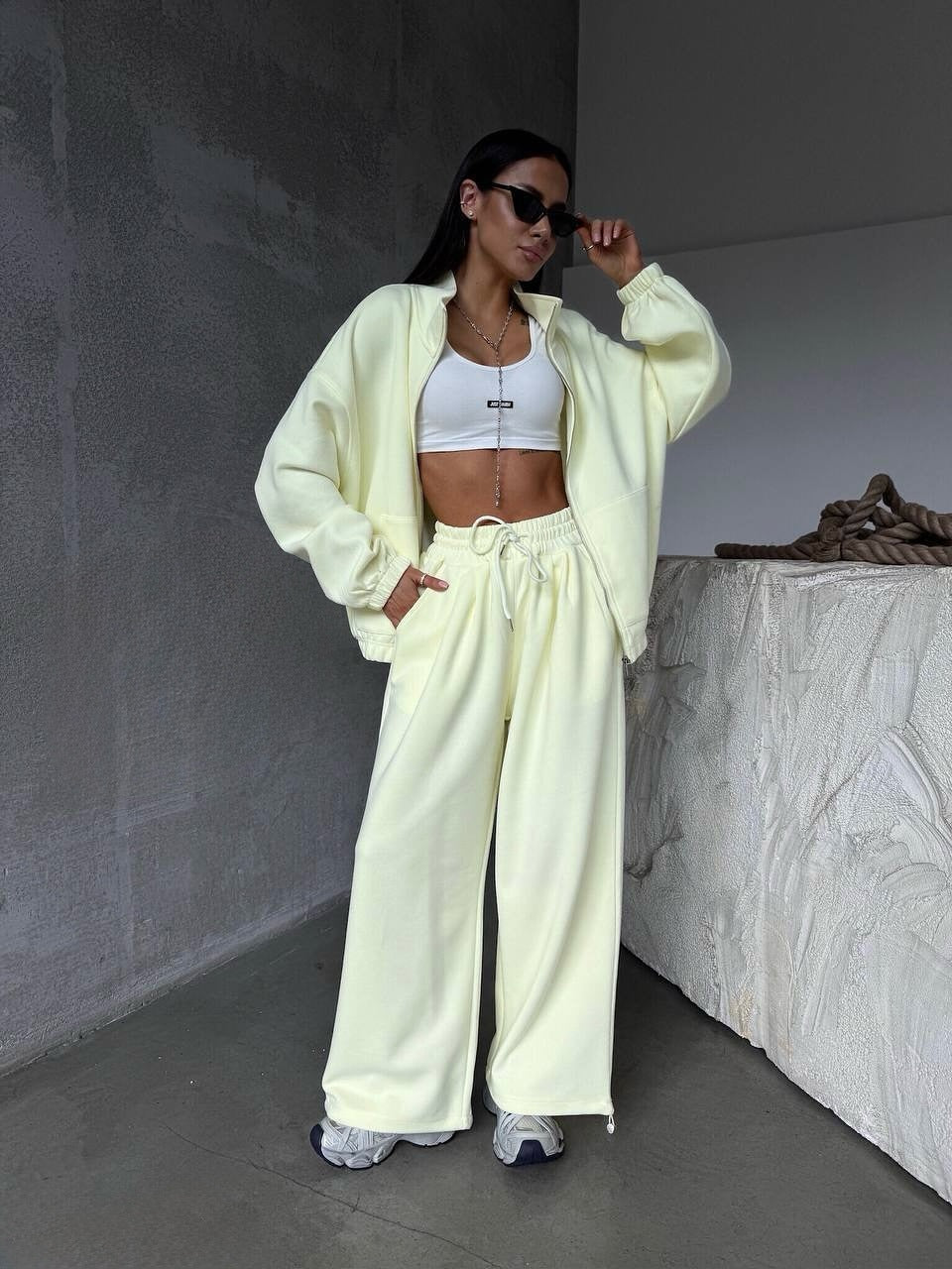 Kvinne avslappet treningsdrakt sett med oversized jakke og komfortable joggere Skjora