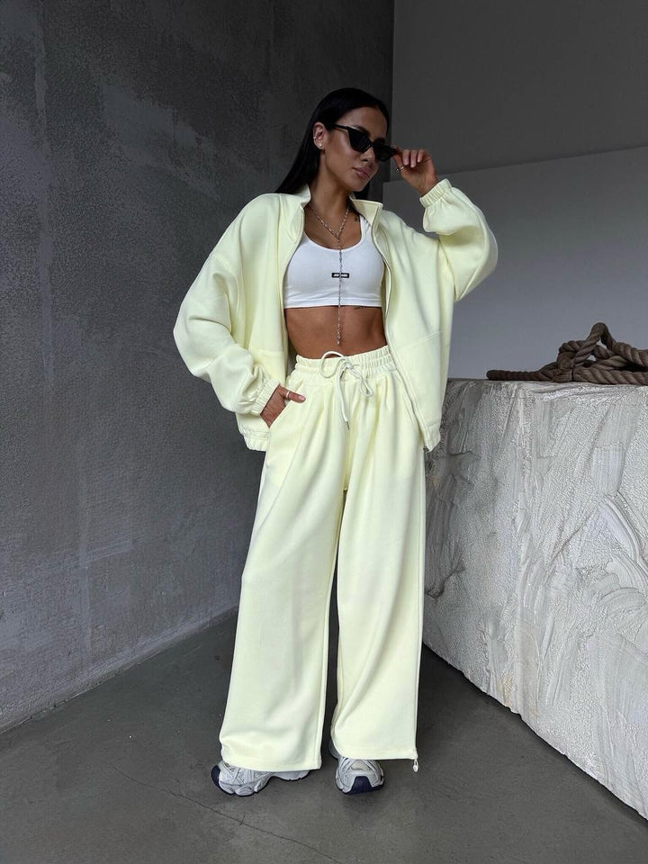 Kvinne avslappet treningsdrakt sett med oversized jakke og komfortable joggere Skjora